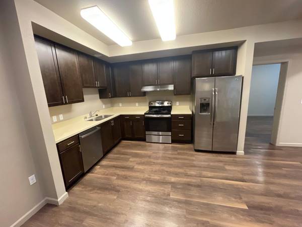 $3,500 / 2br - 1028ft2 - Modern unit with in unit laundry and parking in great location (south san francisco)64011321651970122