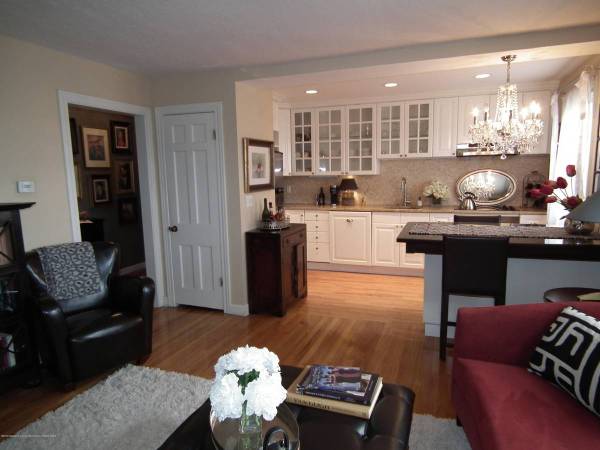 $1,300 / 1br - 602ft2 - Completely remodeled 1-bath / 1-bed condo between Frandor and Campus. (East Lansing, MI)64196990608898123