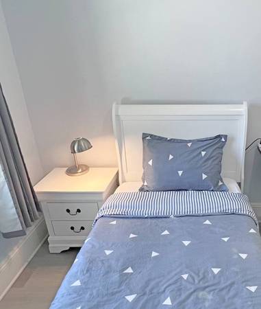 Room 4 Rent!  Includes: *Cable/Wifi * W/D * Kit. * Fridge in Room* 1