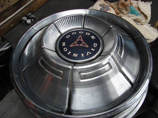 DODGE DIVISION - HUBCAP - 14" - 1968-1975 1