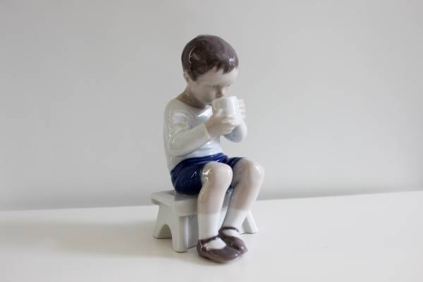 Bing & Grøndahl porcelain figurine "Victor, Boy Drinking Milk" 1