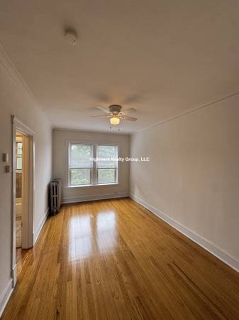 $1,300 ★ Devon Bloom Studio – Heat, Gas & Water Included – Top Floor ★ (Edgewater)63899124882179120