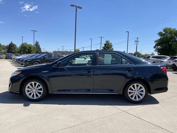 2014 Toyota Camry Hybrid LE sedán Cosmic Gray Mica - $15,504 (LLAME AL 720-504-5918 PARA EL PRECIO ELECTRÓNICO)63619827819395121