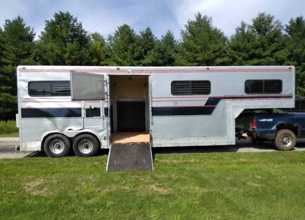 Arndt 4 or 5 horse HEAD TO HEAD gooseneck trailer 1
