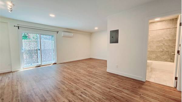 $2,495 / 500ft2 - Remodeled Studio w/ Private Balcony, in-unit W/D & Parking *VIDEO* (redwood city)63682870448001122