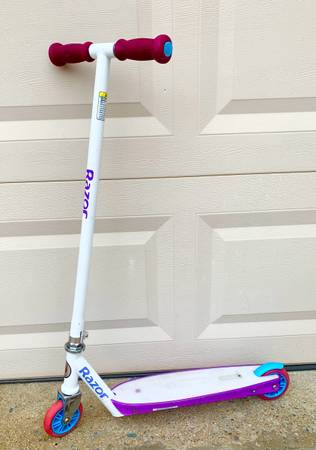 Razor Party Pop Kick Scooter with LED Lights - White. PU in Wylie . Cash 1