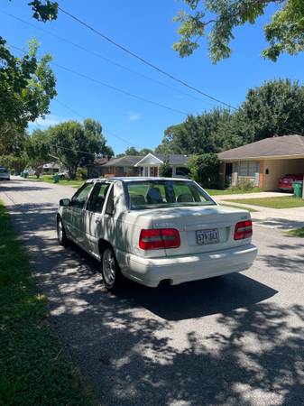 2000 volvo - $1,800 (New Orleans)63439067798019123