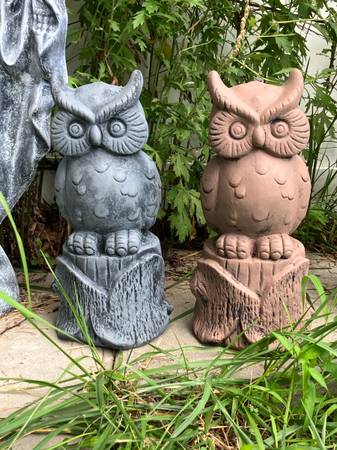 Concrete owl on stump 1
