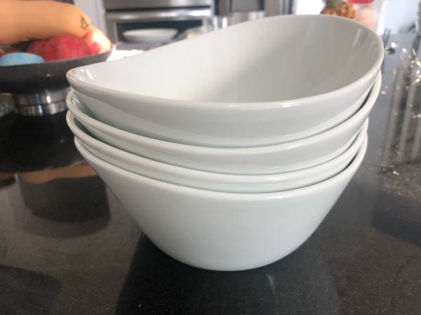 White serving bowl , set of 4 from costco 1