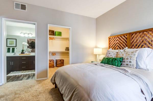 $2,622 / 1br - 711ft2 - Rare Opportunity: 1 BR/1 BA with Fireplace, Extra Storage Availabl (Mission Valley)63865816536707122