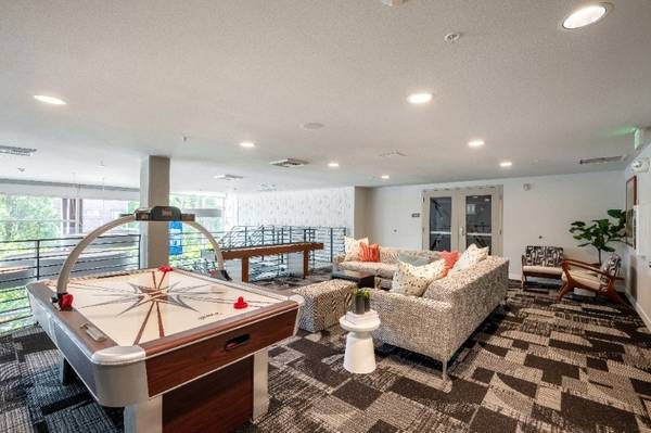 $2,325 / 1br - 596ft2 - Apartamento de 1 habitación abierto con patio @Astro! Listo para mudarse, ¡AC! (Queen Anne)63814711727489123