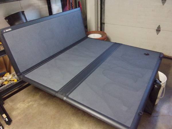 Like New Solid Fold Hard Tonneau Cover 1