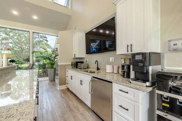 $1,389 / 1br - 685ft2 - MOVE IN 10/17 GET 1MTH FREE & LOOK & LEASE SAME DAY NO APP/ADMIN FEE! (8401 Southside blvd, Jacksonville, FL)64005272935553121