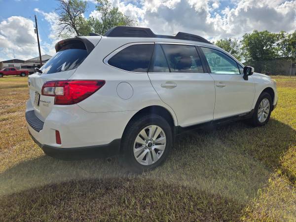 2017 Subaru Outback Premium AWD - $11,00063439654817793123
