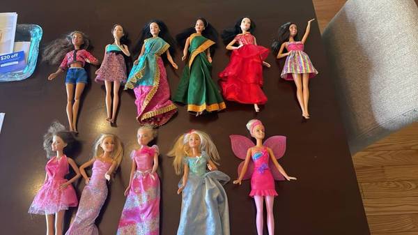 11 Barbies 1