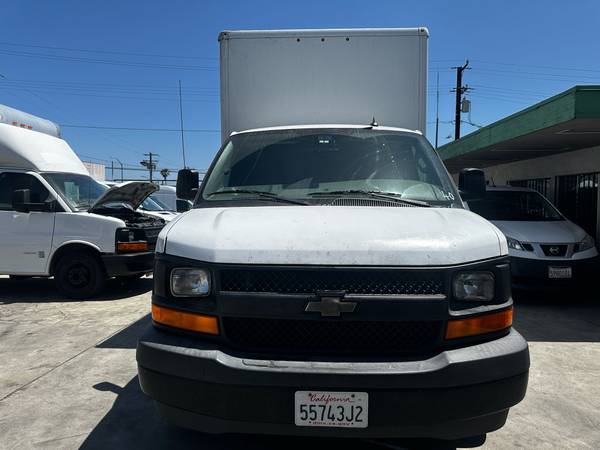 2017 CHEVROLET EXPRESS 3500 CUTAWAY CAMIÓN CON CAJA DE CARGA DE 10 PIES Y ELEVADOR - $15,000 (GARDENA)63502158473473121