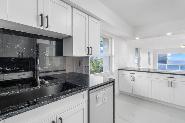$409.900 / 2 hab - 1194 pies² - *** Hermoso condominio frente al canal intracostero - Qué vista *** (Riviera Beach)63379686167171123