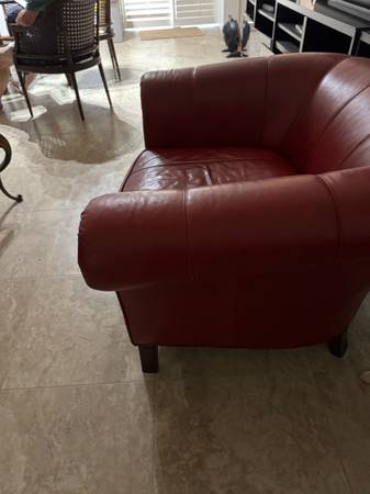 Red Leather chair - $150 (La Quinta)62972944610563122