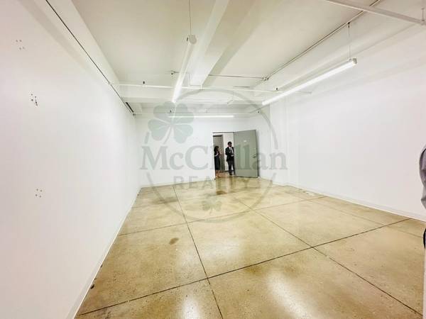 $2,477 / 959ft2 - $31/ft! Office or Commercial Unit with Bright Lighting Polished Concre (Midtown)64212271975553124