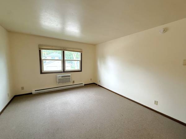 $795 / 2br - 1038 Oxford Ave. #8 - Available NOW (Eau Claire, WI)63845960099971121