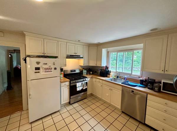 $1,250 / 3br - 1200ft2 - 2 beds AVAIL 9/1/2025 Brookline, MA *GREAT FOR LMA PROFESSIONALS* (Brookline, MA)63298178717697121