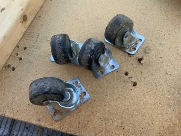 4 swivel casters 1