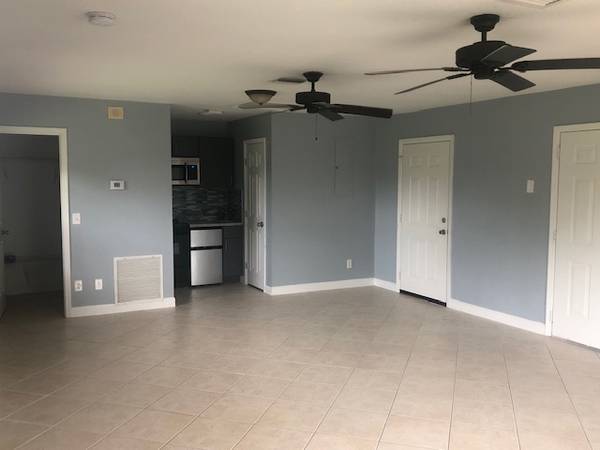 $1,350 / 540ft2 - Cozy in-law suite with private entrance centrally located between I-9563799881773443124