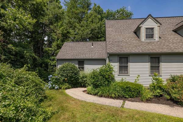 $1,500 / 1br - 1096ft2 - una de las calles más deseadas en Stratham. (Stratham, NH)63931919757058121