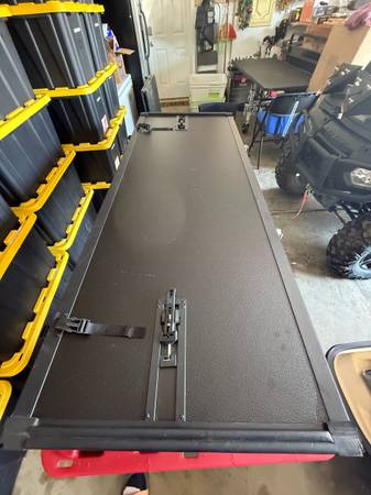 Hard Top Tri Fold Tonneau Cover for 2022-2025 Toyota Tundra 6.5 ft Bed - $225 (Helena)62972001457539120