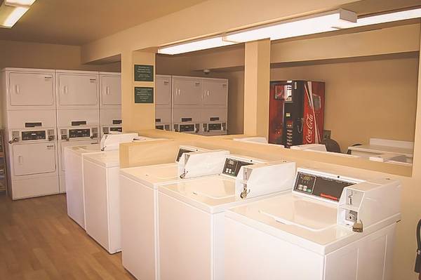 $335 / 1br - Cocina con hornillas y refrigerador, estacionamiento gratuito, se aceptan mascotas (4270 S Valley View Blvd, Las Vegas, NV)63859612228225121