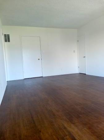$3,250 / 1br - Amplio estilo de mediados de siglo con pisos de madera dura *Balcón privado (Miracle Mile)63871321525379121
