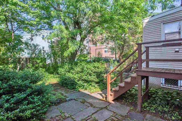 $875 / 4br - 1200ft2 - Half month FREE  - ONE min walk to Subway, free laundry, 2 bathrooms (Jersey City (Journal Square Path))63788783709699120