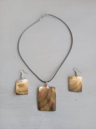COLLAR VINTAGE DE MADRE PERLA CON JUEGO DE PENDIENTOS - $5 (brentwood / oakley)634714763013131222