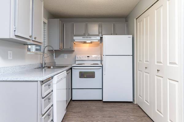 $1,725 / 2br - 788ft2 - Exquisite courtyard, garden-style 2 BR apartment in Tigard (Tigard)63999453897347122