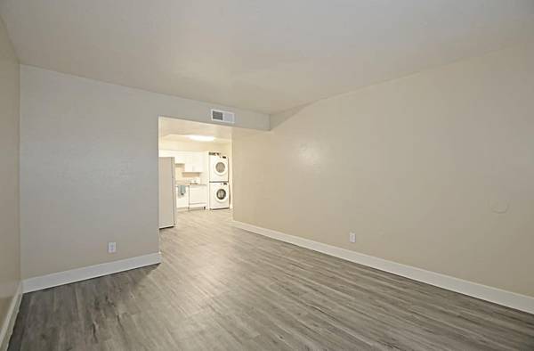 $1,075 / 1br - 605ft2 - Pool, Ceiling Fan, Air Conditioner, Courtyard64024997430786120