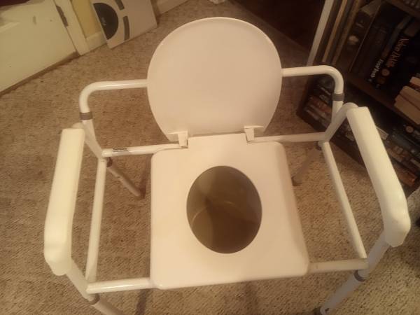 Silla para el inodoro ajustable extra ancha Tuffcare - $40 (Ariton)63442083958787123