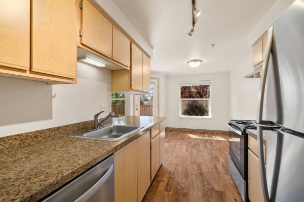 $1,795 / 2br - 933ft2 - 2 BEDROOM, 2 BATHS  //  PETS WELCOME!  // ONE MONTH FREE! (2020 NE Linnea Drive Bend, Oregon)63839294230403120
