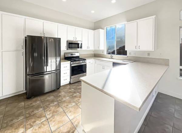 $2,590 / 3br - 1462ft2 - KITCHEN REMODEL UNIT, PRIVATE IN-GROUND POOL, AND PET FRIENDLY! (Sacramento)64044023671810120
