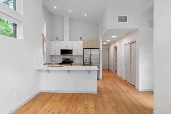$2,500 / 2br - Urban Energy, Leafy Streets! Call For Stark Street Lofts 4-Plex! (SE Portland, Laurelhurst, Buckman)64039060437507124
