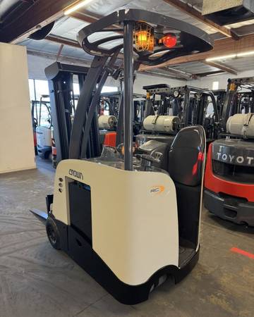 2019 Crown RC Forklift 1