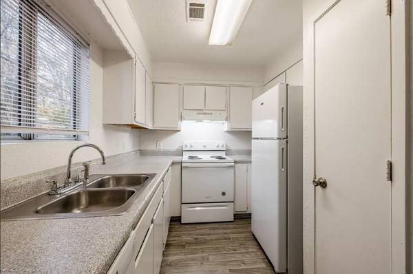 $1,569 / 3br - 1285ft2 - Don't miss out! Enjoy upscale living at a bargain budget price! (Stone Mountain)63964124307331123