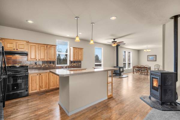 $575,000 / 3br - 1620ft2 - Home on 13.5 Acres, Bordering BLM with massive shop (Prineville)63839290797569123