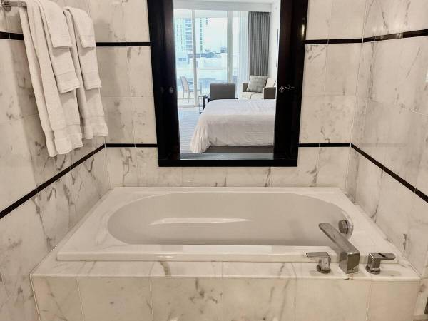 $850,000 / 1br - 521ft2 - Fontainebleau Miami Beach - Jr Suite w/Balcony (Miami Beach)63825137127171124