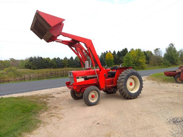 International 584 with loader 1