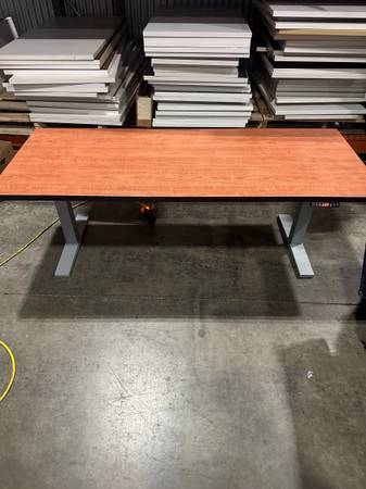 Herman Miller JRB Studio 72x30" y escritorio ajustable 72x24". También tenemos sillas, Mo - $425 (Southcenter)63471454993795121