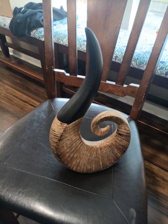 Ram's horn decor piece 1