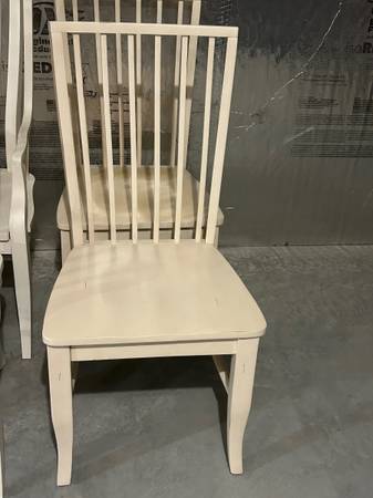 Set of white wood chairs 1