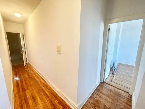 $2,500 / 1br - Big Beautiful One Bedroom Apartment / Pre-War Building / Near Park (Historic Ridgewood)63995969973634124
