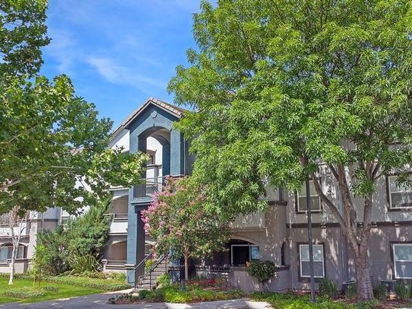 $2,175 / 2br - 932ft2 - Pet Friendly - Up to 2 Pets per Home, Playground, Breakfast Bar (Rancho Cordova)63850641281667120