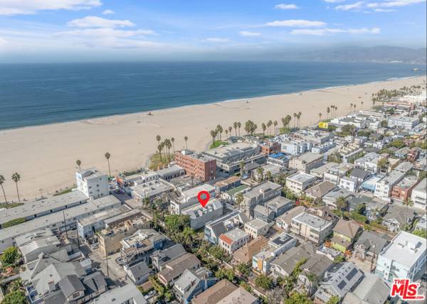 $7,000 / 3br - Bright, Airy Duplex on one of Venice's Most Coveted Walk Streets (Venice)64215959156739120